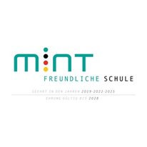 Das Logo von MINT besteht aus dem Schriftzug "MINT FREUNDLICHE SCHULE" in Türkis, bei dem das I aus vier Punkten gebildet ist, von denen einer türkis ist und die anderen drei in schwarz-rot-gold die Deutschlandflagge abbilden. Darunter steht noch ergänzend die Information "GEEHRT IN DEN JAHRen 2019, 2022, 2025".