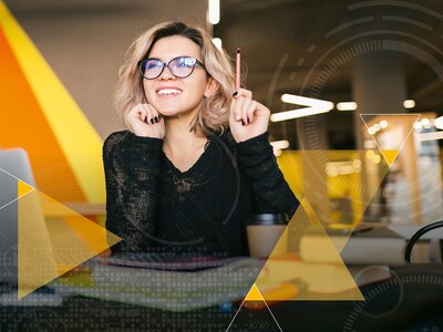 Ideenfindung einer jungen Frau in einer Arbeitsatmosphäre Eine junge Frau mit blonden Haaren, die eine schwarze Brille und einen schwarzen Pullover sowie schwarze Fingernägel trägt, hält einen Stift in der Hand. Das Bild wird von gelben Dreiecken überlagert, die für den Ausbildungsgang Fremdsprachenkorrespondent an der WDS stehen.